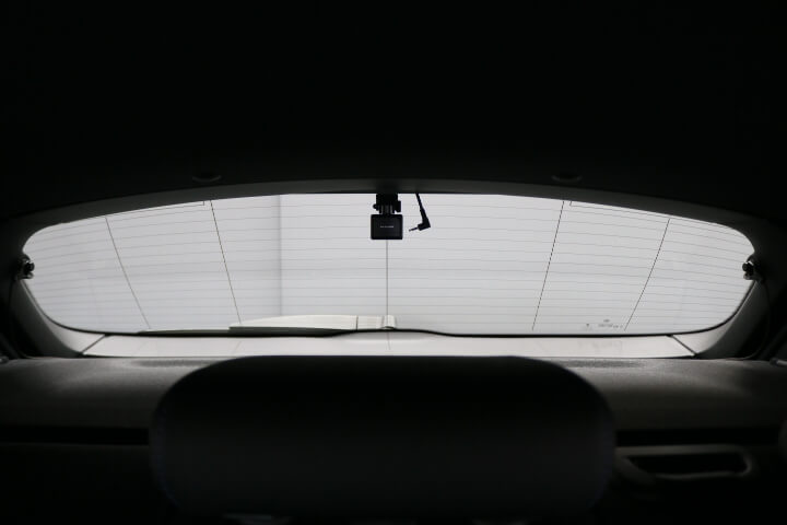令和3年BMW1シリーズのカーフィルム施工前内側のリアガラス
