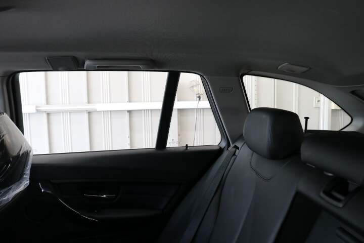 平成26年BMW3シリーズのカーフィルム施工前内側の右後ろドアガラス
