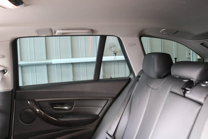 平成26年BMW3シリーズのカーフィルム施工後内側の右後ろドアガラス

