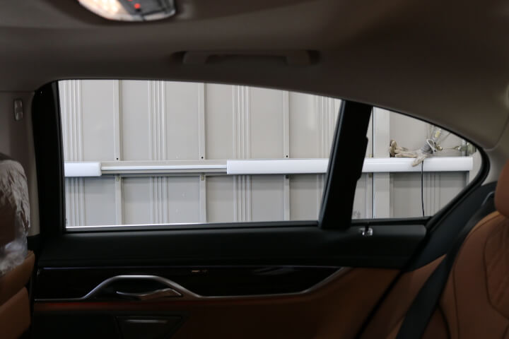 平成29年BMW7シリーズのカーフィルム施工前内側の右後ろドアガラス
