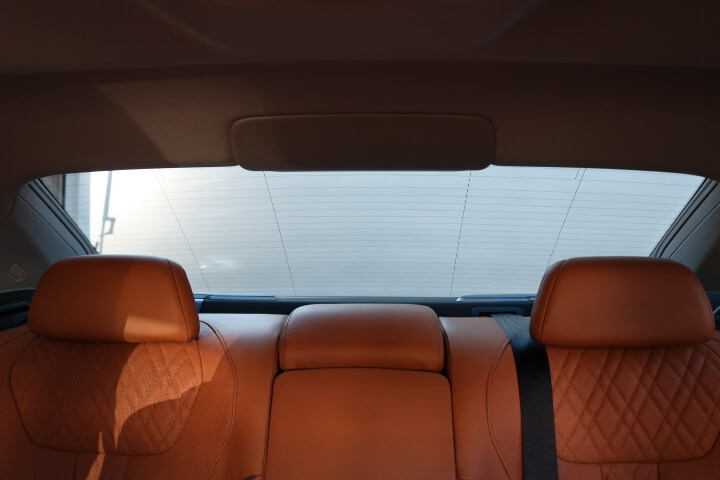 平成29年BMW7シリーズのカーフィルム施工後内側のリアガラス
