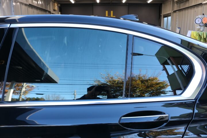 平成29年BMW7シリーズのカーフィルム施工後の左後ろドアガラス
