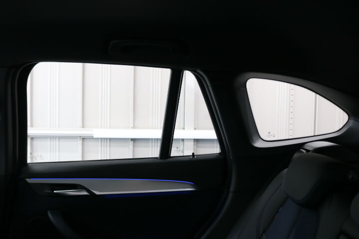 令和元年BMWX1のカーフィルム施工前内側の右後ろドアガラス
