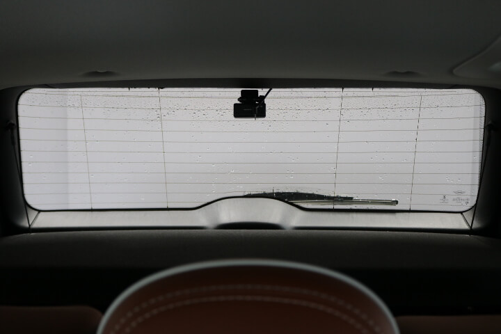 令和3年BMWミニのカーフィルム施工前内側のリアガラス
