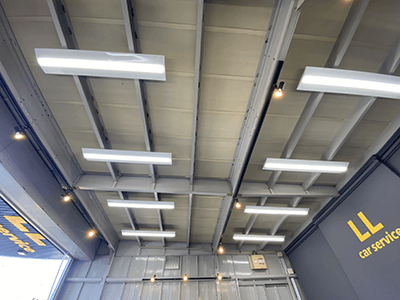 昼白色と電球色、2種類のLED照明を設備したガレージ