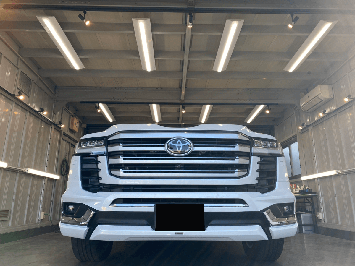 カーコーティング設備のあるガレージ