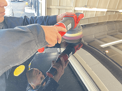 ボンネットをポリッシャーで磨いている画像