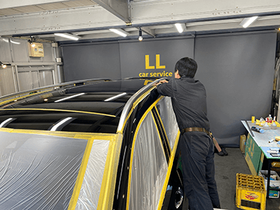 車にマスキングテープを貼っている画像