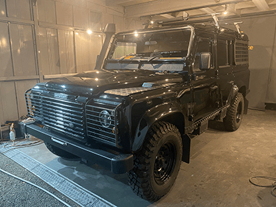 カーコーティング後の綺麗な車(ディフェンダー)の画像