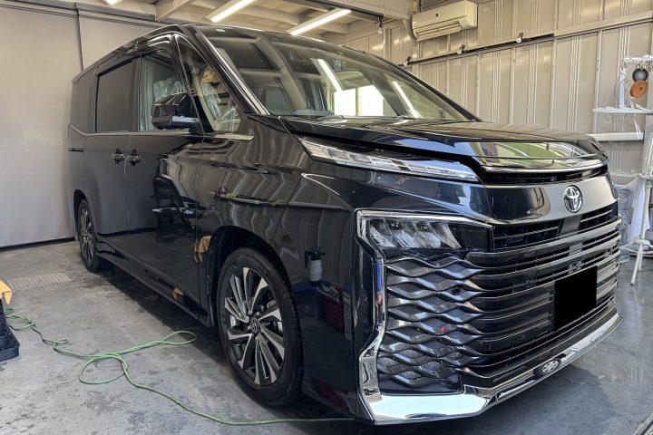 令和7年のヴォクシーの車コーティング施工前