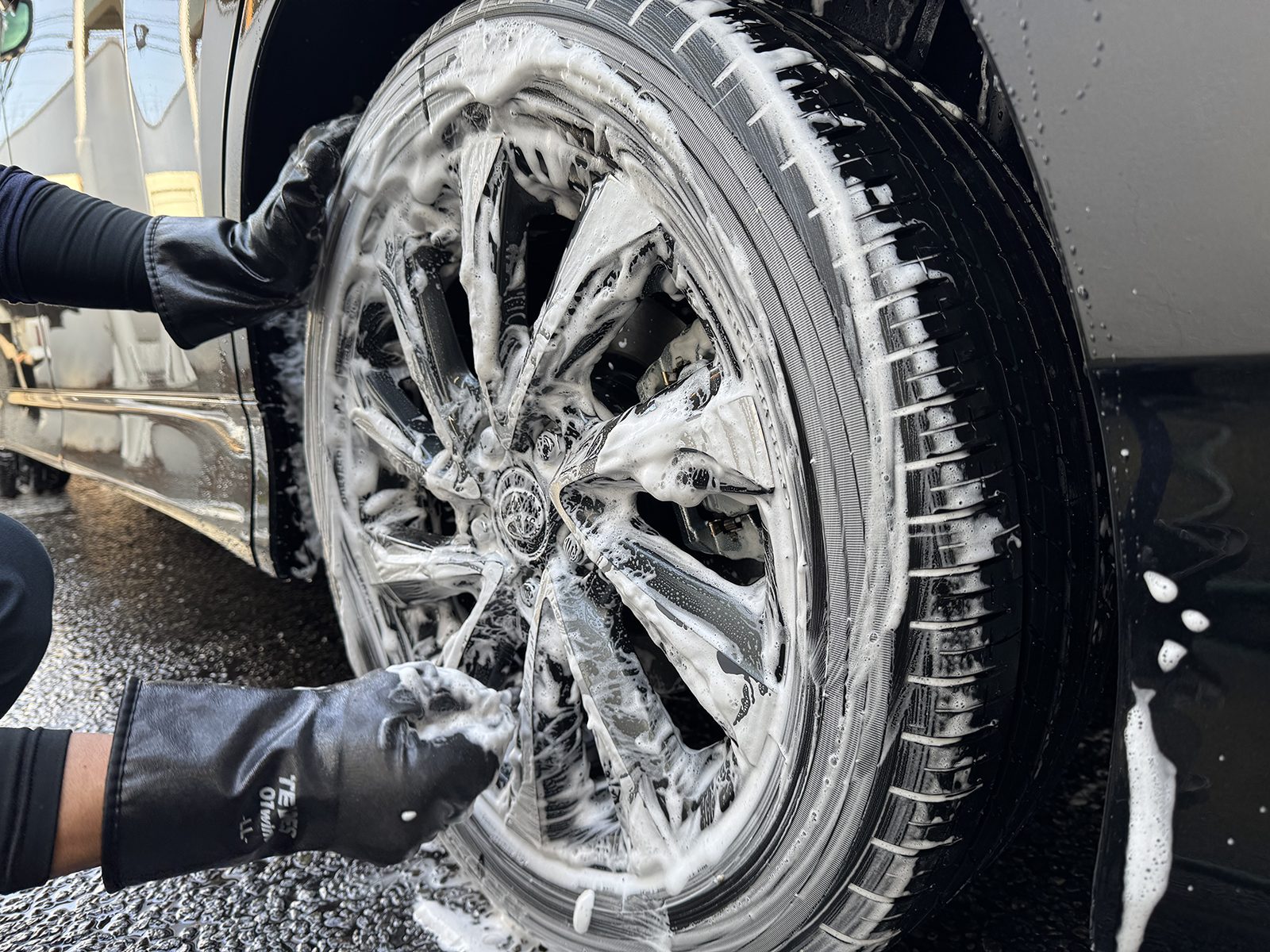 令和7年のヴォクシーの車コーティング施工前の洗車