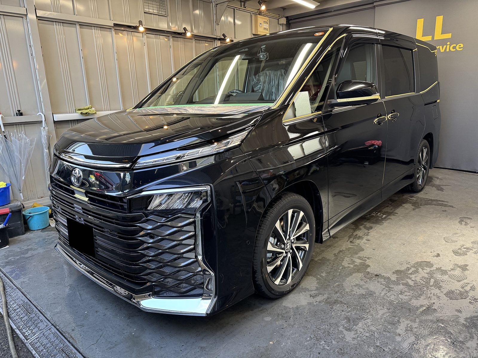 令和7年のヴォクシーの車コーティングのマスキング