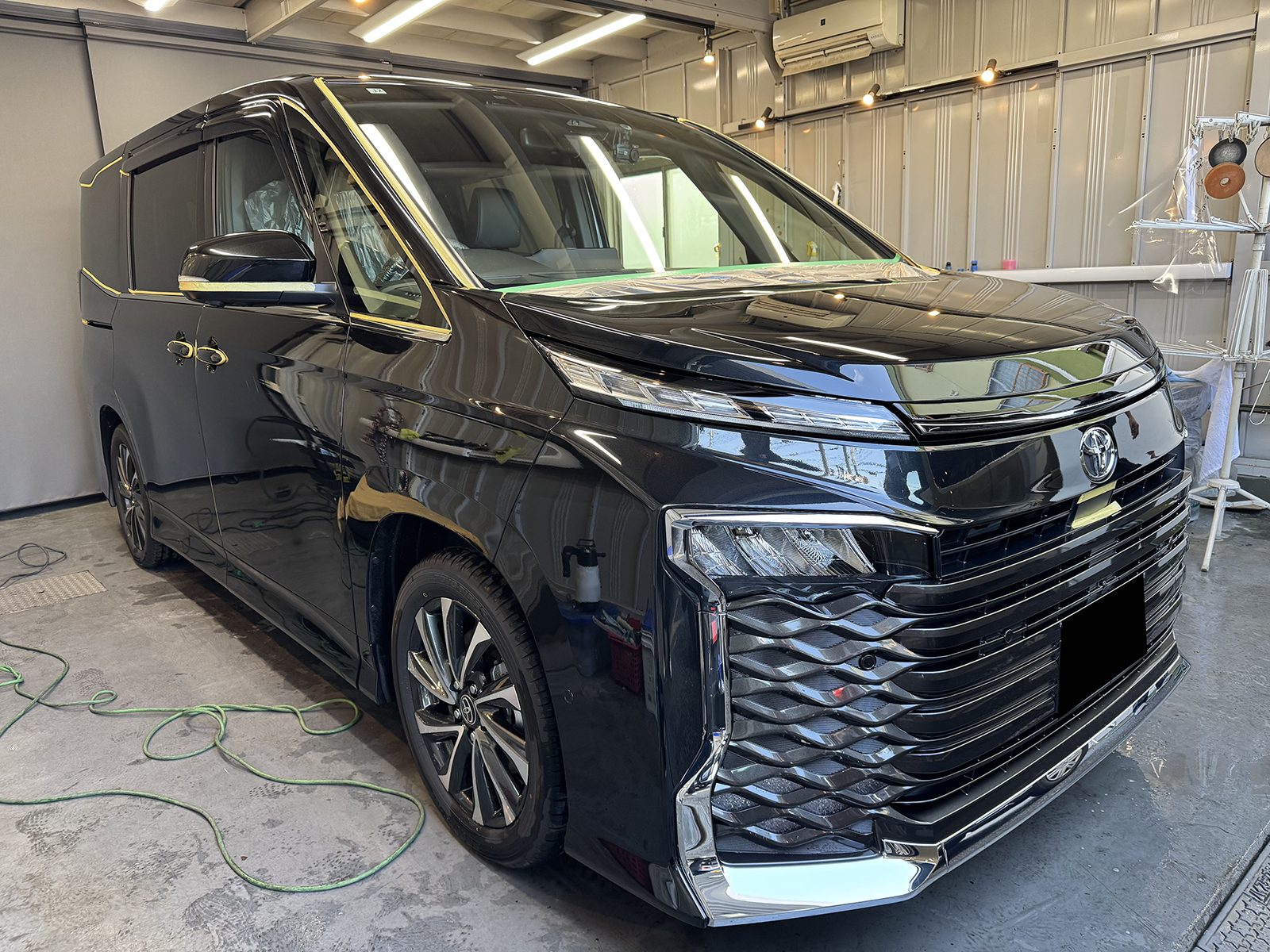 令和7年のヴォクシーの車コーティングのマスキング