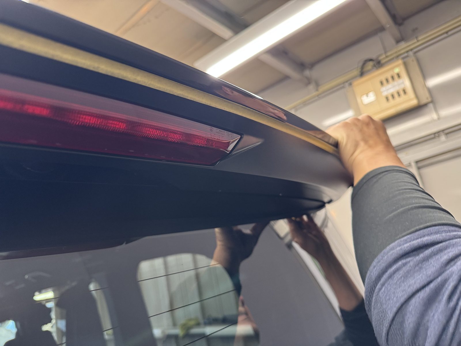 令和7年のヴォクシーの車コーティングのマスキング