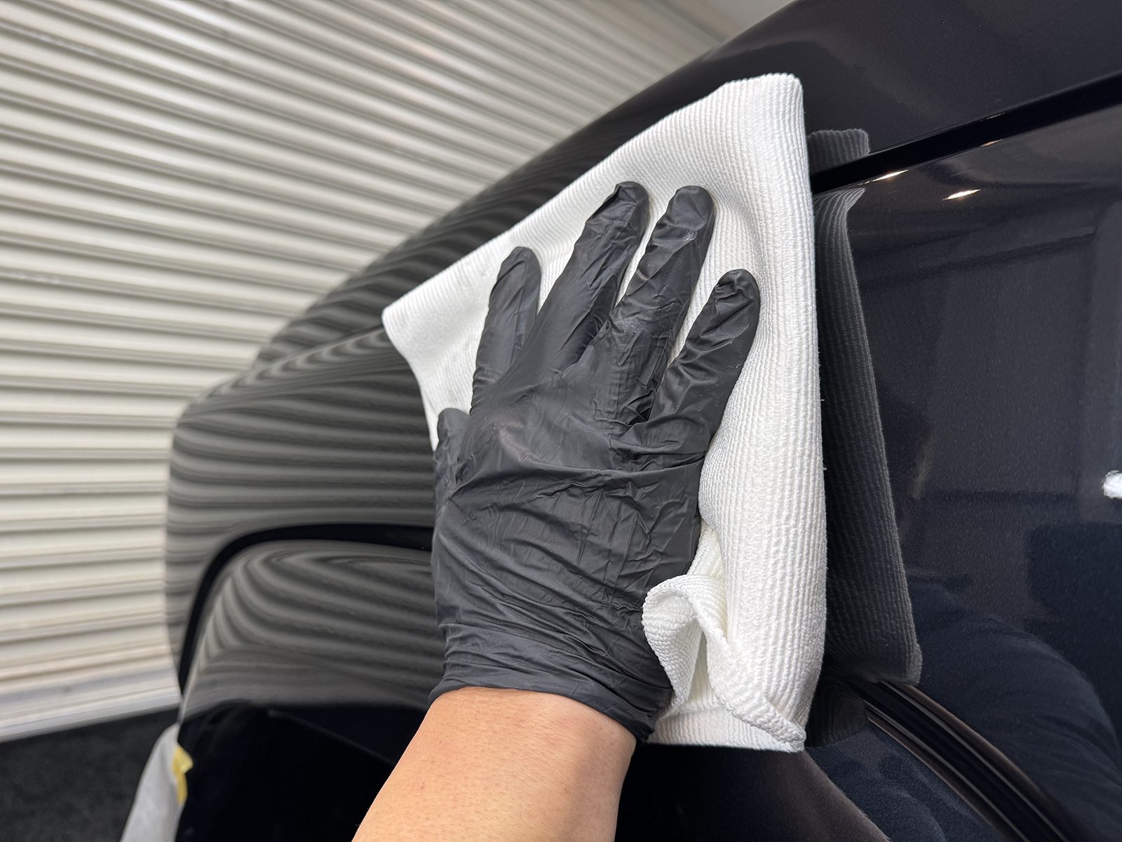 ジムニーの車コーティングの拭き上げ