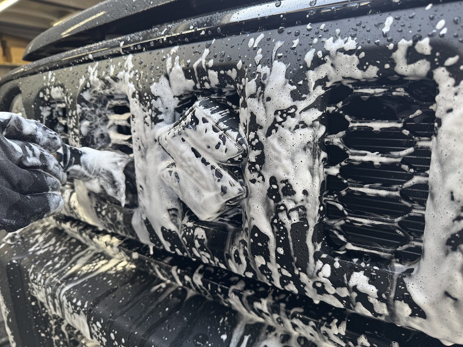 ジムニーの車コーティング施工前の洗車