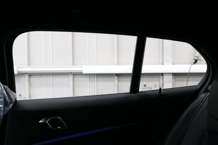 令和3年BMW1シリーズのカーフィルム施工前内側の右後ろドアガラス
