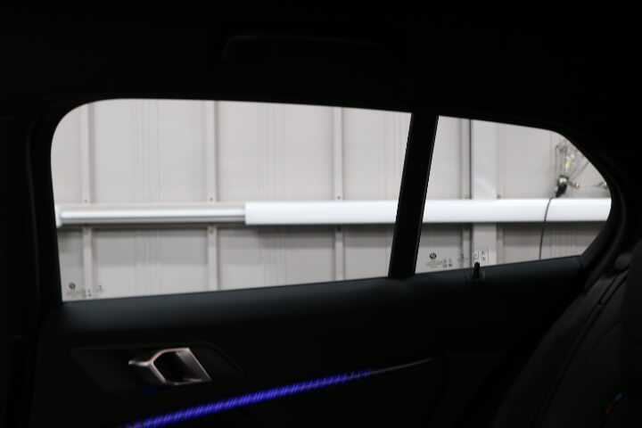 令和3年BMW1シリーズのカーフィルム施工後内側の右後ろドアガラス

