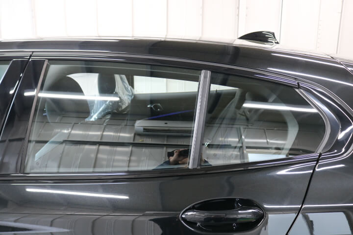 令和3年BMW1シリーズのカーフィルム施工前の左後ろドアガラス
