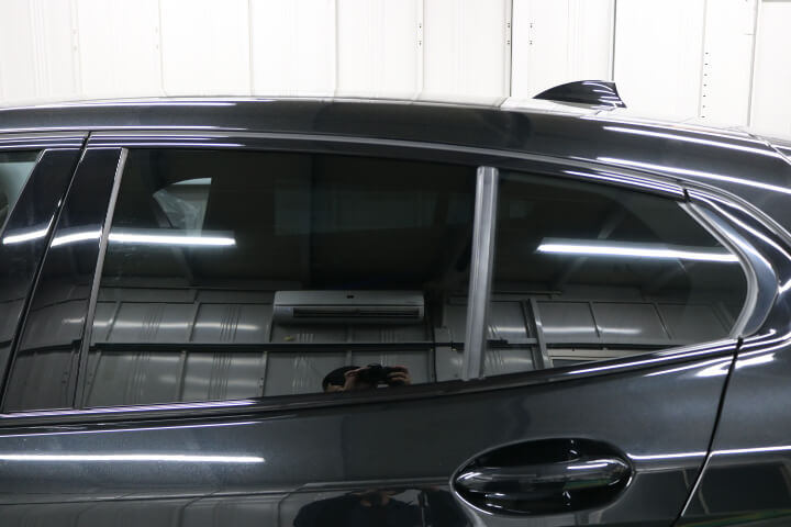 令和3年BMW1シリーズのカーフィルム施工後の左後ろドアガラス

