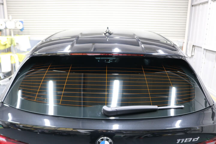 令和3年BMW1シリーズのカーフィルム施工後のリアガラス
