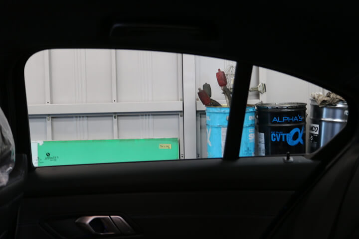令和3年BMW３シリーズセダンのカーフィルム施工後内側の右後ろドアガラス
