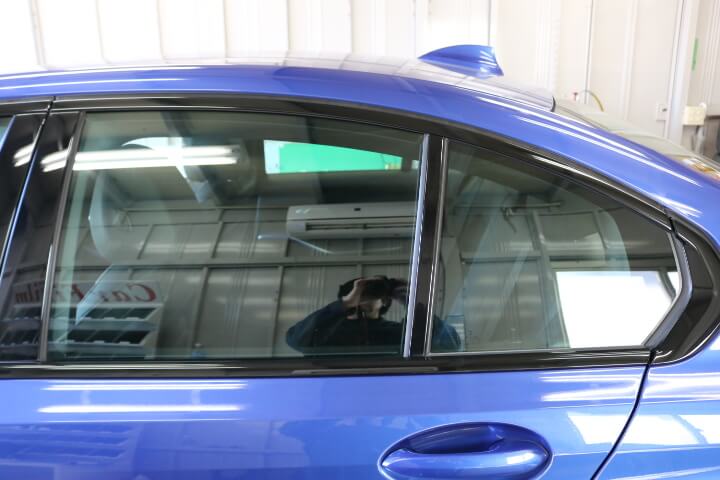 令和3年BMW３シリーズセダンのカーフィルム施工前の左後ろドアガラス
