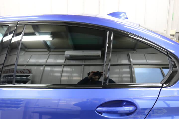 令和3年BMW３シリーズセダンのカーフィルム施工後の左後ろドアガラス
