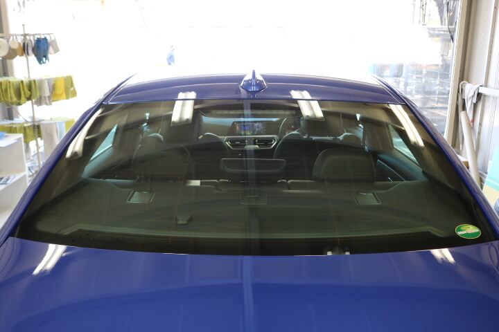 令和3年BMW３シリーズセダンのカーフィルム施工前のリアガラス
