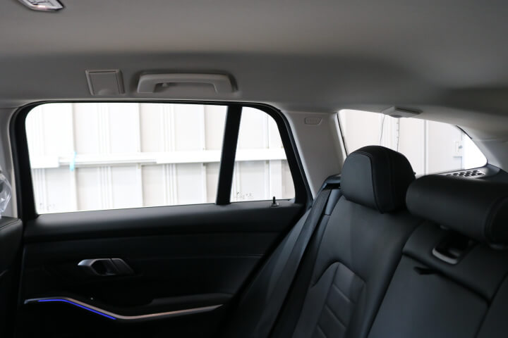 令和3年BMW3シリーズのカーフィルム施工前内側の右後ろドアガラス

