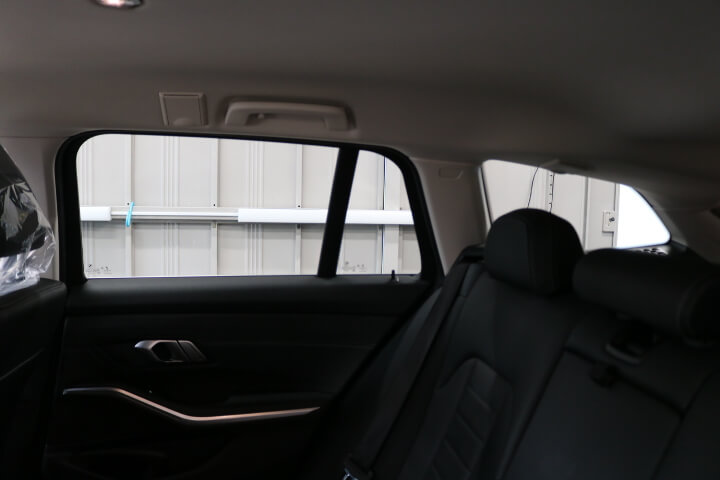 令和3年BMW3シリーズのカーフィルム施工後内側の右後ろドアガラス
