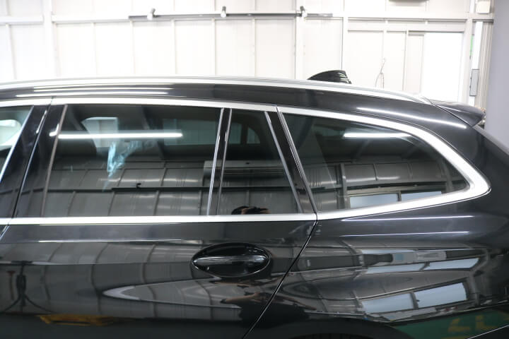 令和3年BMW3シリーズのカーフィルム施工後の左後ろドアガラス
