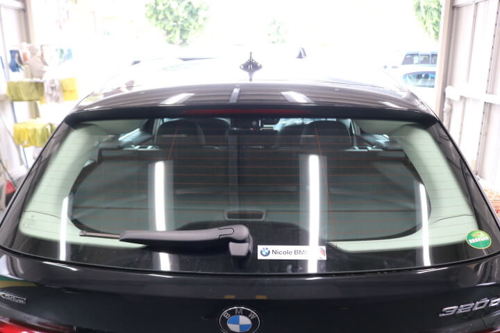 令和3年BMW3シリーズのカーフィルム施工前のリアガラス

