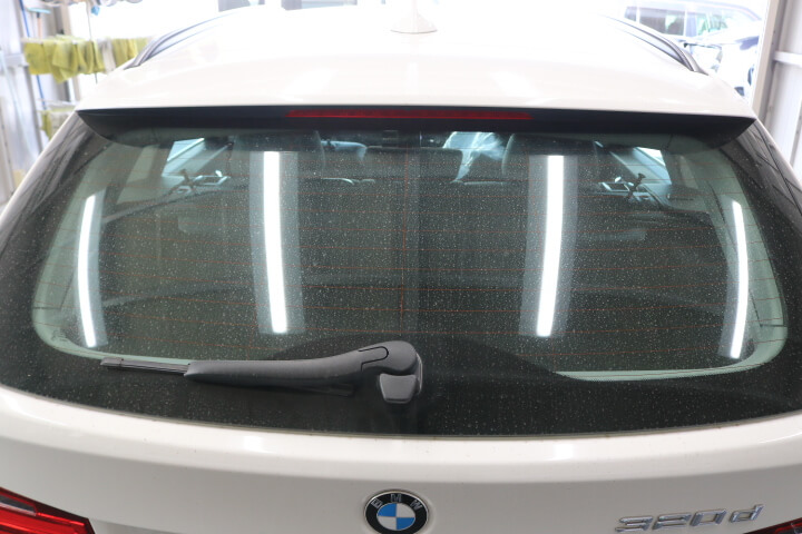 平成26年BMW3シリーズのカーフィルム施工前のリアガラス
