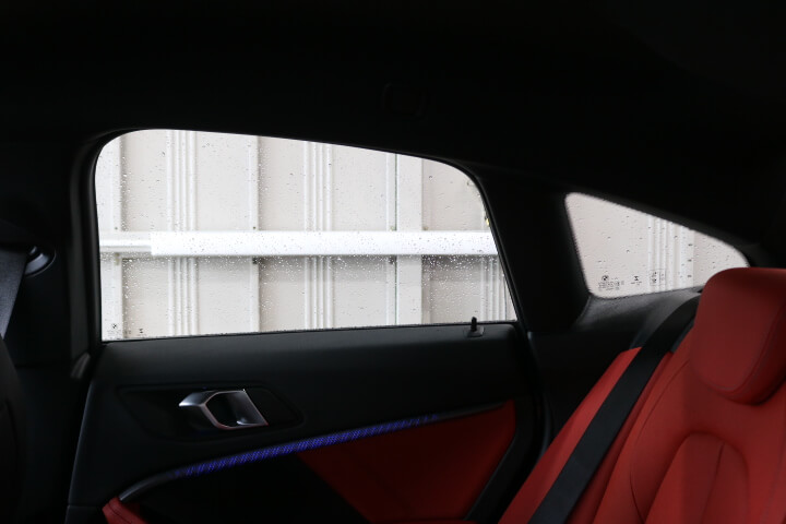令和5年BMW M2のカーフィルム施工前内側の右後ろドアガラス
