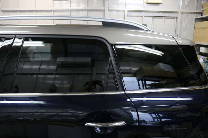令和3年BMWミニのカーフィルム施工後の左後ろドアガラス
