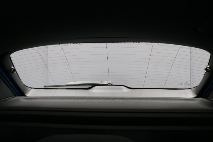 令和元年BMWX1のカーフィルム施工前内側のリアガラス
