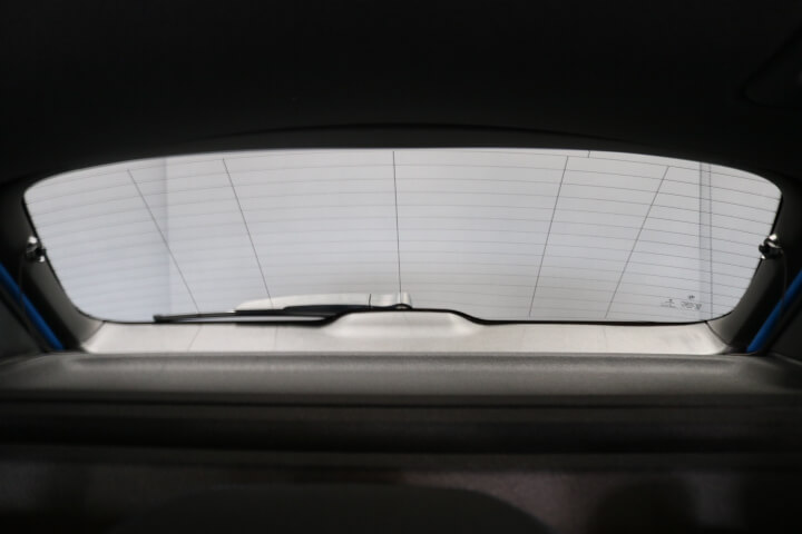 令和元年BMWX1のカーフィルム施工後内側のリアガラス
