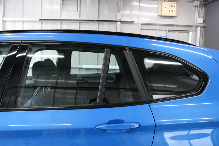 令和元年BMWX1のカーフィルム施工前の左後ろドアガラス
