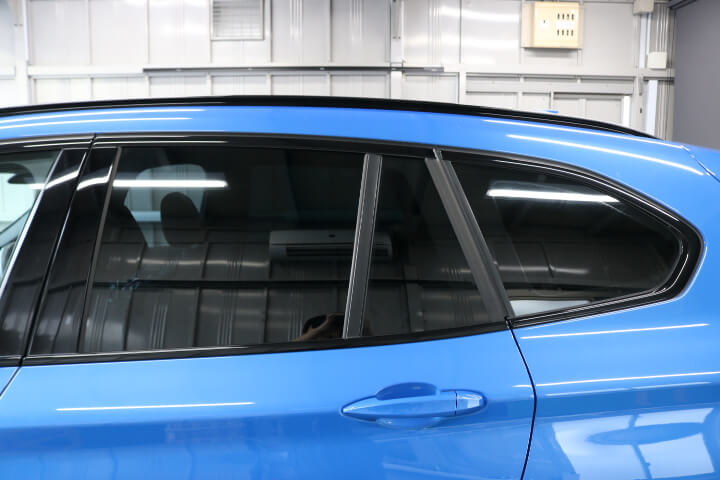 令和元年BMWX1のカーフィルム施工後の左後ろドアガラス
