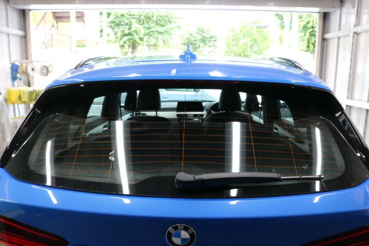 令和元年BMWX1のカーフィルム施工前のリアガラス
