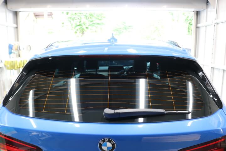 令和元年BMWX1のカーフィルム施工後のリアガラス
