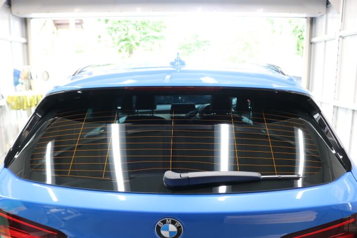 令和元年BMWX1のカーフィルム施工後のリアガラス
