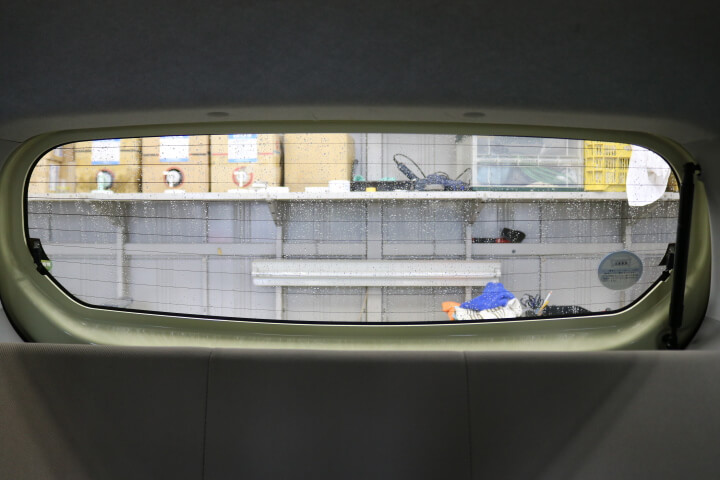 平成23年ミライースのカーフィルム施工前内側のリアガラス
