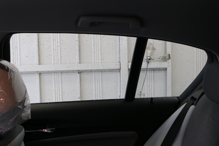 BMW1シリーズのカーフィルム施工前内側の後ろドアガラス
