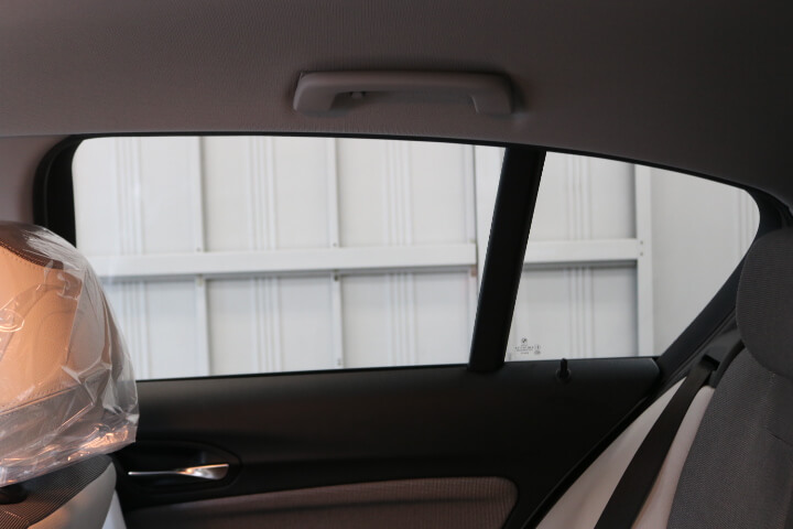 BMW1シリーズのカーフィルム施工後内側の後ろドアガラス
