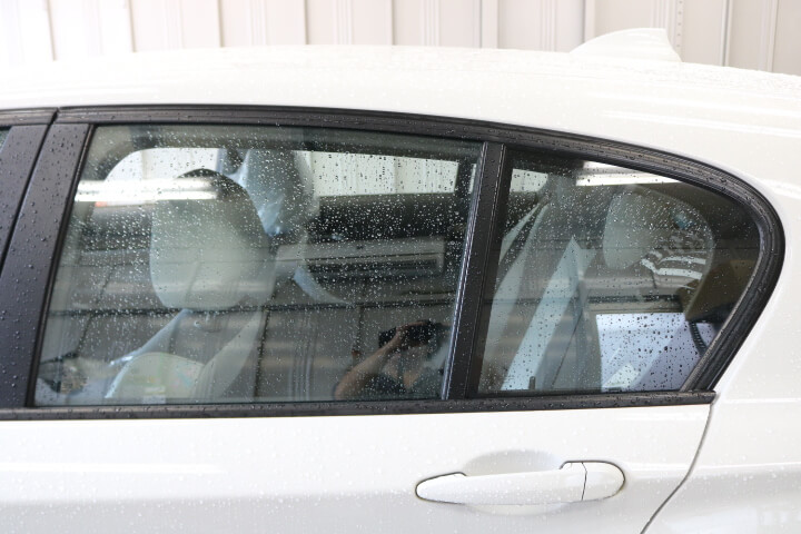 BMW1シリーズのカーフィルム施工前の後ろドアガラス
