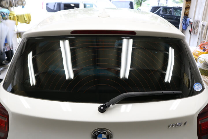 BMW1シリーズのカーフィルム施工後のリアガラス
