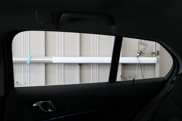 BMW 1シリーズのカーフィルム施工前内側の後ろドアガラス
