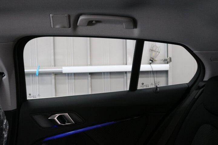 BMW 1シリーズのカーフィルム施工後内側の後ろドアガラス
